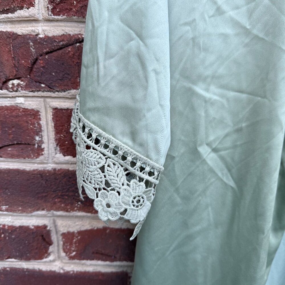 Silk Green Lace Robe - Picture 3 of 3